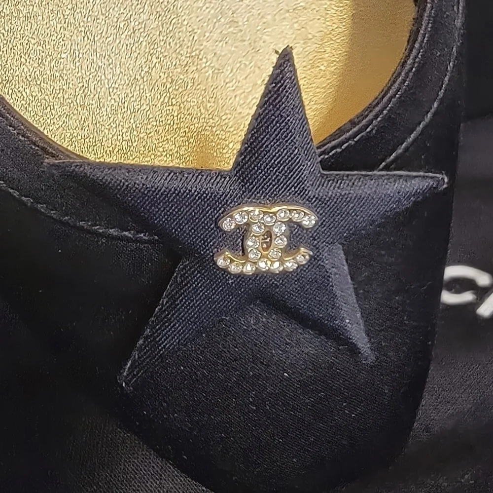 CHANEL Rare Black "Star" Sample Shoes - Picture 4 of 9